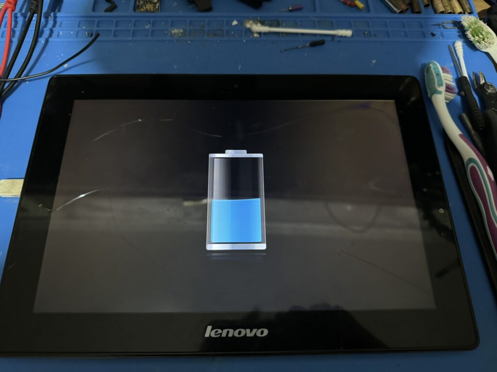 Планшет Lenovo 6000-H заряжается