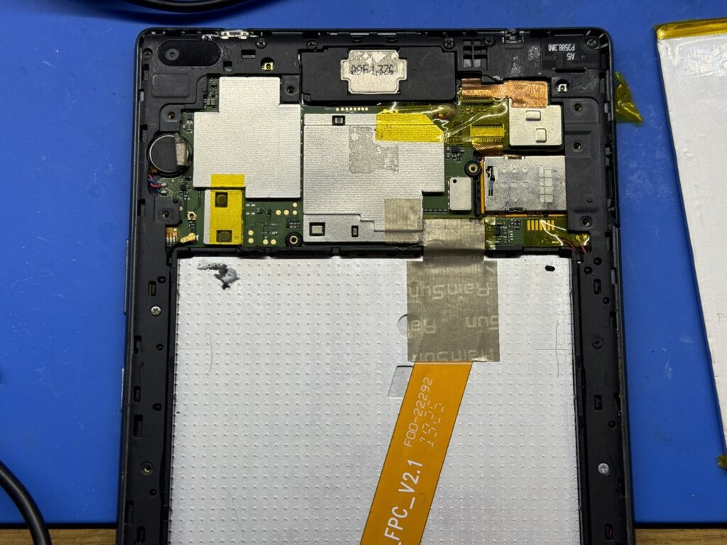 Вид планшета Lenovo TB-8504X внутри
